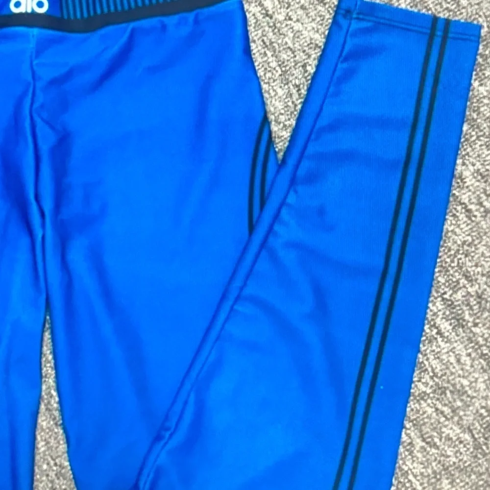 ALO Yoga Women's Bright Blue Sports Bra and Leggings Set